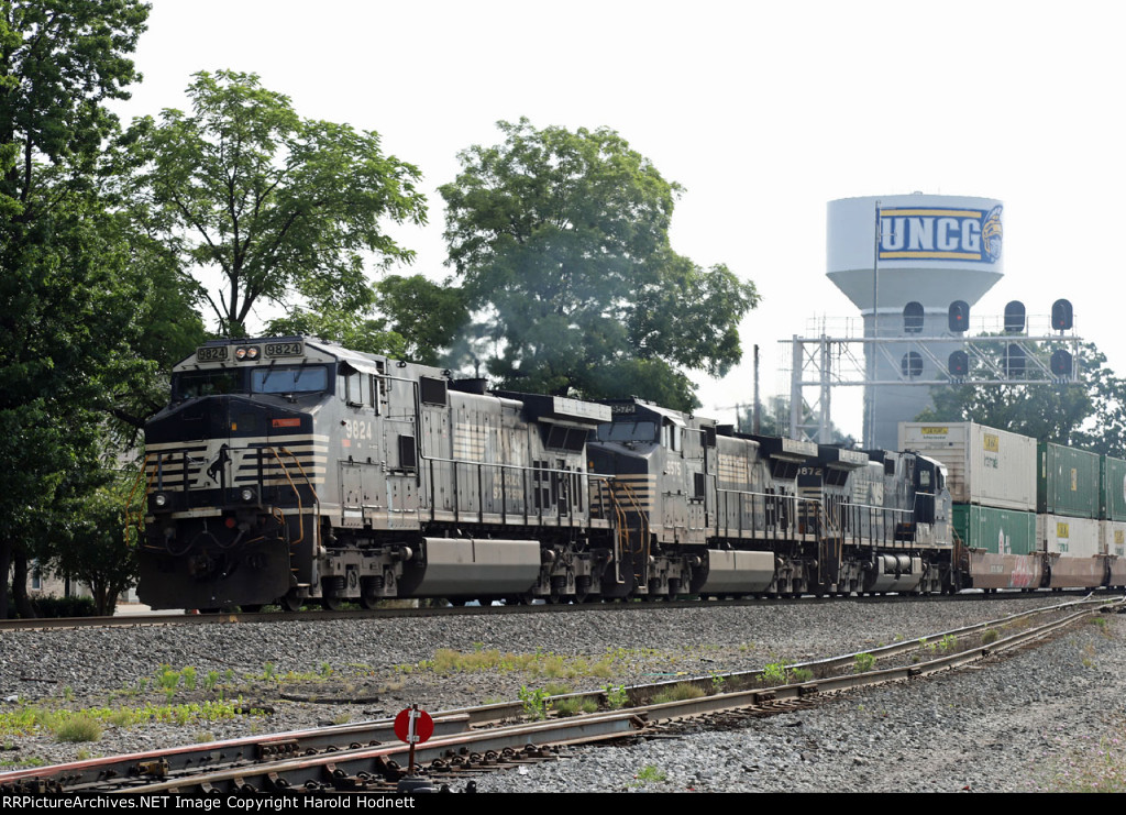 NS 9824 leads an all D9 trio on train 28N